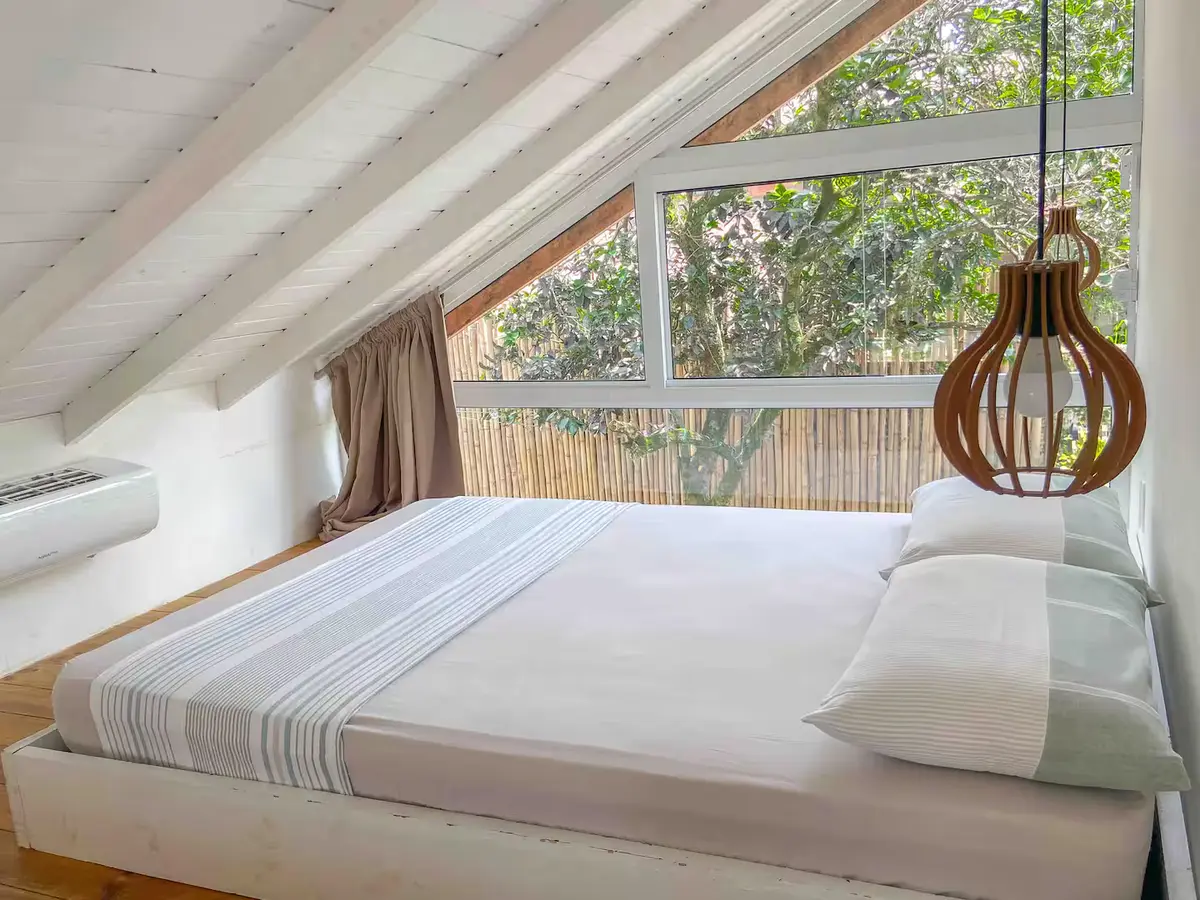 Cama de casal no mezanino
