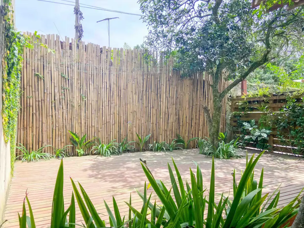 Área externa: quintal privativo com cerca de bambu